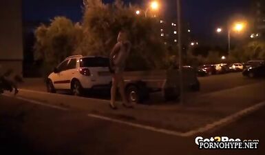 Фотохуи писают на улице: сексуальные задницы в разных местах