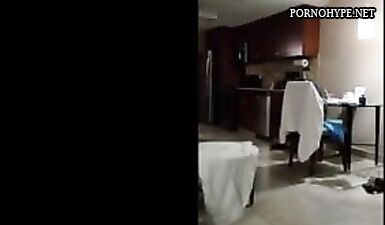 Скрытая камера: голая шлюха ходит по дому и развлекается с мужиком
