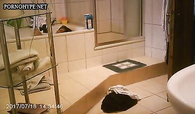 Полная баба в ванной: утечка видео с скрытой камеры!