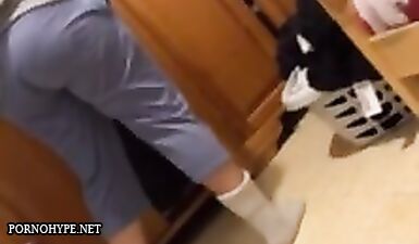 Жопа домашней красотки в узких штанах на скрытой камере