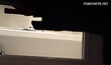 Шлюха жена меняется и показывает сиськи на скрытую камеру