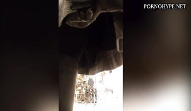 Жадный мерзавец шпионит за молодыми и зрелыми дамами в торговом центре: подборка подолышек