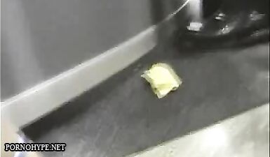 Хахаль задрал шлюхе юбку и снял ее анал на скрытую камеру