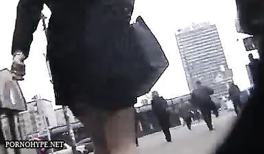 Жеребец на высоких каблуках: скрытая камера снимает ее попу!