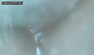 Сексуальная баба с огромными сиськами принимает душ на пляже