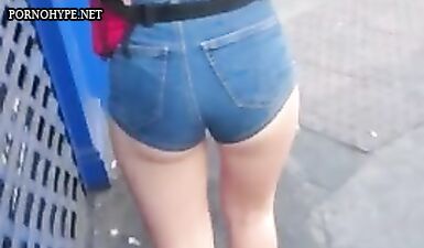 Две сучки в коротких шортах пойманы на камеру на улице
