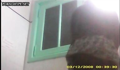 Зрелую шлюху поймали на скрытой камере в гребаном сортире дома