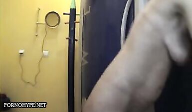 Скрытая камера: Дикая блядь показала свои сиськи и пизду!