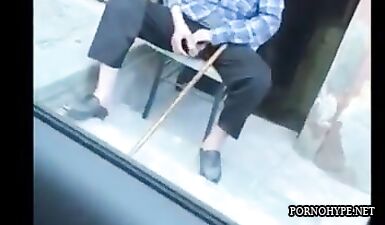 Пожилой мужик дрочит в общественном месте перед шлюхой