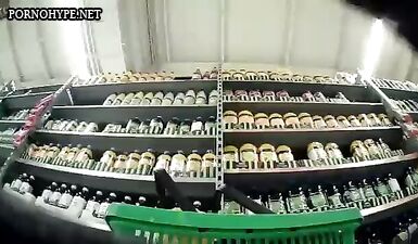 Скрытая камера: подглядывание за голой красоткой без трусиков в летнее время