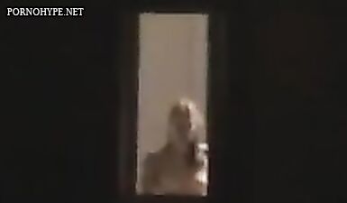 Подглядывание за шалавами ночью через окно: запрещенное видео