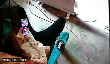 Шалава дрочит, подглядывая за порно на скрытой камере