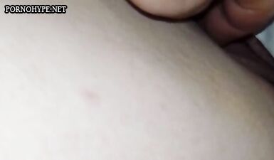 Жесткий тип мастурбирует спящую шлюху и снимает на видео