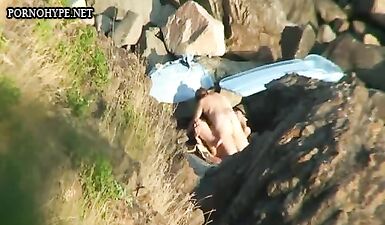 Скрытая камера снимает трах на каменном пляже