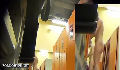 Шлюха переодевается в чертовской раздевалке