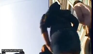 Скрытая камера под юбкой девушки: жесткий секс в джинсах