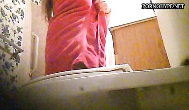 Подглядывающий брат за сестрой с обвислыми грудями и упитанной попой в ванной (18+)