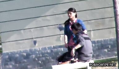 Азиатка с волосатой пиздой обосралась в общественном туалете и вытерла на камеру