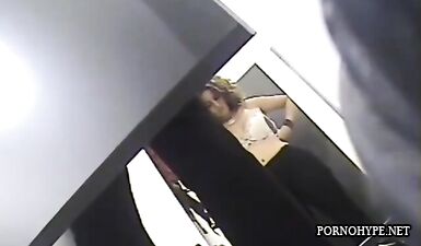 Сисястая шлюха в раздевалке подглядывают на скрытую камеру