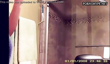 Шпионящий отчим застал сексуальную армянскую красотку с огромными сиськами на скрытой камере