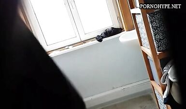 Шалава раздевается в ванной на скрытую камеру: горячее видео для взрослых