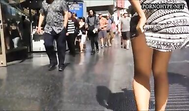 Сильный ветер поднимает юбки красоток - скрытая камера!