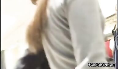 Скрытая камера: подглядывание за брюнеткой с пышной попкой на вокзале