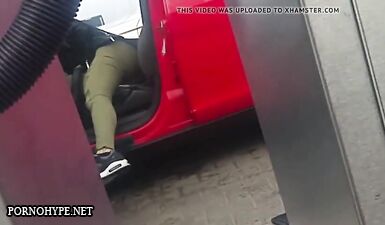 Жопа на заправке моет машину: горячее порно