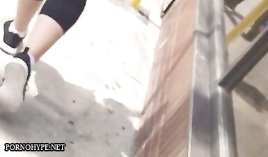 Скрытая камера: Жопа в леггинсах трахнула парня на улице