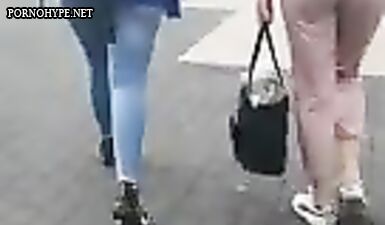 Жопа в розовых джинсах громко ебется на скрытую камеру во время прогулки
