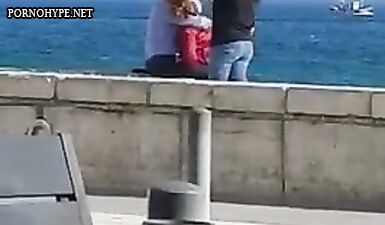 Пожилые мужики мастурбируют на пляже и попали на скрытую камеру