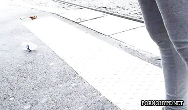 Шпионаж за горячей крошкой в тесных штанах на автобусной остановке