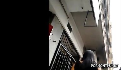 Скрытая камера снимает городских девок в мини-шортиках, не знающих о ней