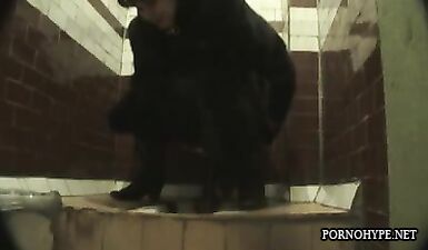 Скрытая камера: жесткий золотой дождь под шубой