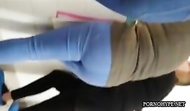 Скрытая камера: Сексуальная попка в джинсах у бассейна