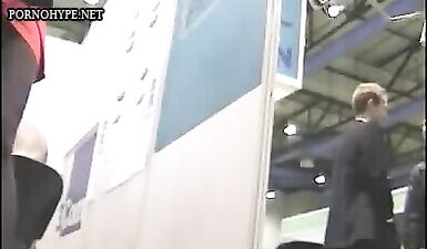 Шлюха кукла показывает задницу на скрытую камеру