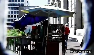 Шалава с торчащими сосками в ловушке скрытой камеры