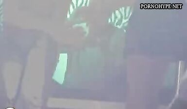 Пьяная шлюха в короткой юбке показывает свою жопу на скрытую камеру
