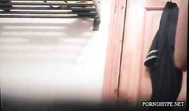 Зрелая дама с волосатой писькой переодевается в раздевалке подглядывают