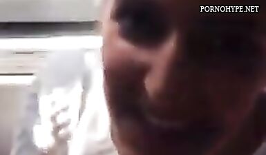 Оральный секс в общественном транспорте: дикая сучка сосет член, пока парень снимает на камеру