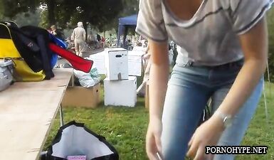 Скрытая камера: парень снимает голую красотку в парке