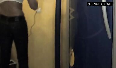 Шпионская камера застукала пышную девку в солярии