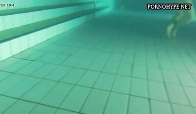 Подводная оргия: шлюха устроила групповой трах с сучками в воде