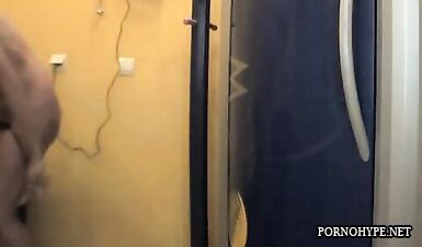 Скрытые камеры уловили горячую шлюху в стриптизе, раздевшуюся догола
