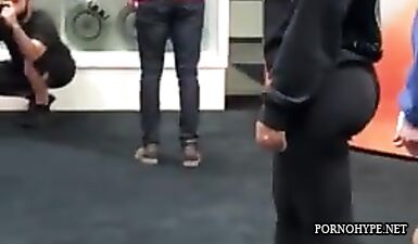 Подглядывание за сексом на автосалоне: журналист застукал красивую попу!