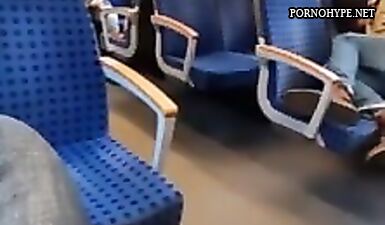 Мастурбатор ебет свой мизерный хер в поезде и снимает на видео