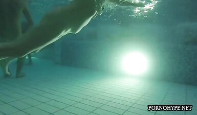 Скрытая камера в бассейне: Обнаженные девушки демонстрируются!