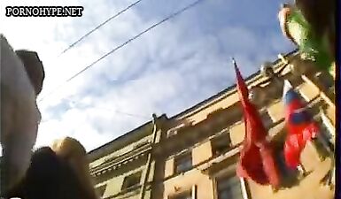 Сексуальная девушка показывает трусики на скрытой камере