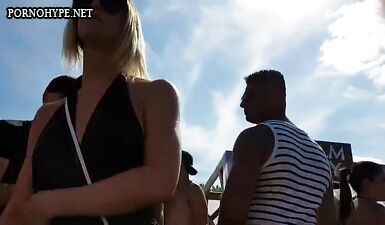 Скрытая камера на пляже: Блондинка с красивой задницей в купальнике подглядывает парень-подлец!