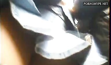 Шпионская камера поймала молодую девочку с сексуальной попкой под юбкой